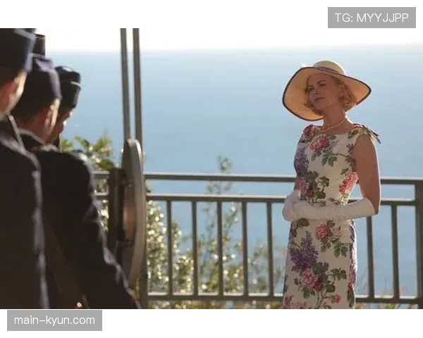 场边镜头：摩纳哥助教多次向场内呼喊，提醒球员注意保护己方右肋空当